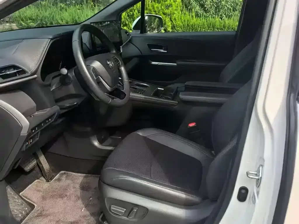 Toyota Sienna — фото 2