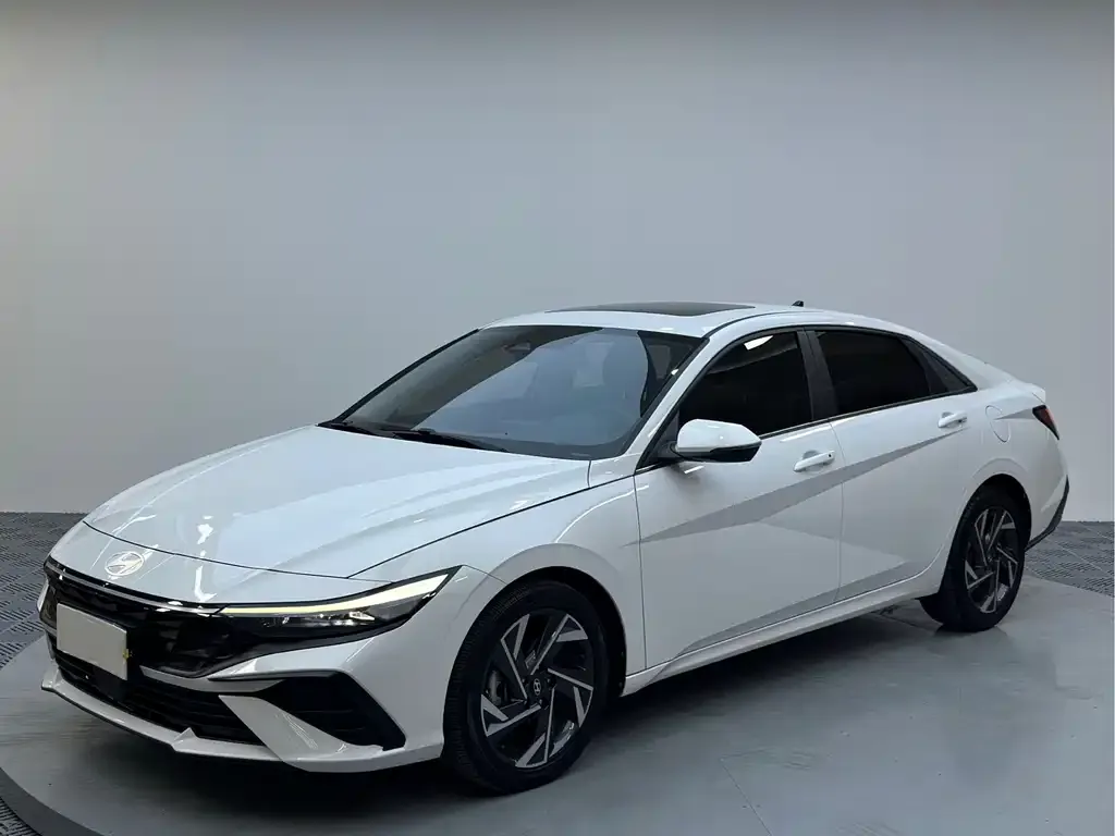 Hyundai Elantra — фото 1