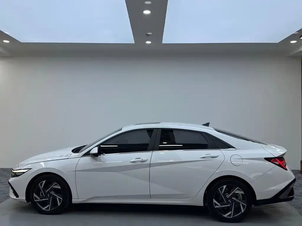 Hyundai Elantra — фото 3