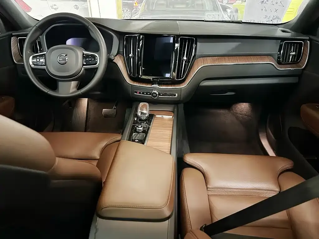 Volvo XC60 — фото 2