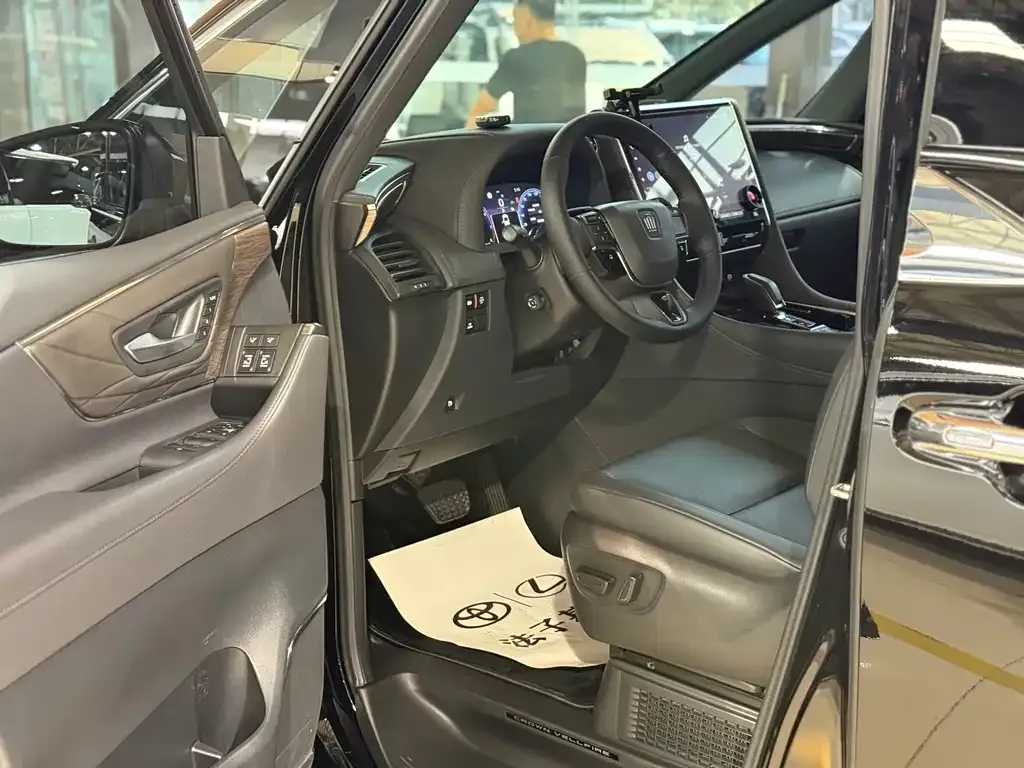 Toyota Vellfire — фото 8