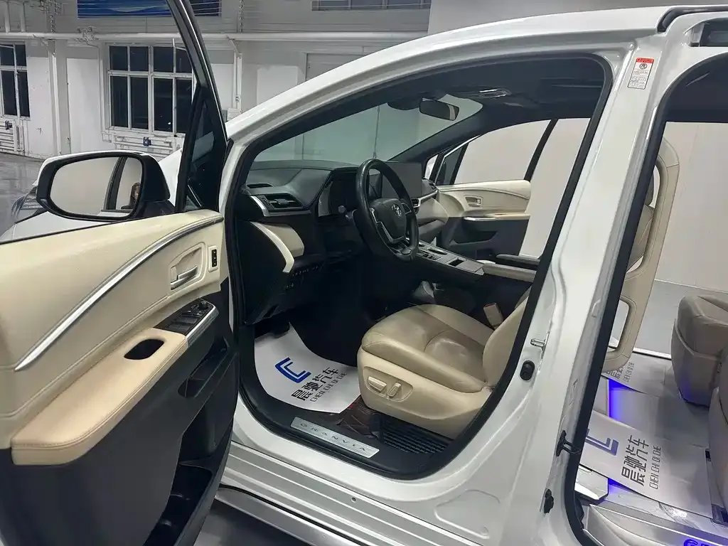 Toyota Granvia — фото 6