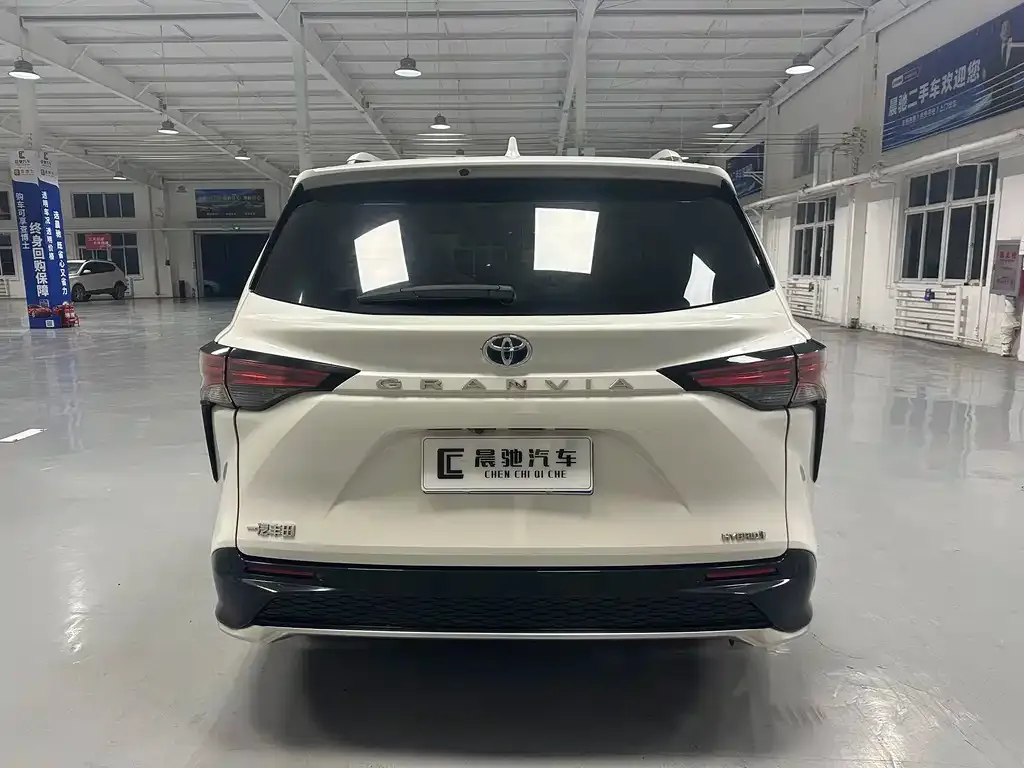 Toyota Granvia — фото 7