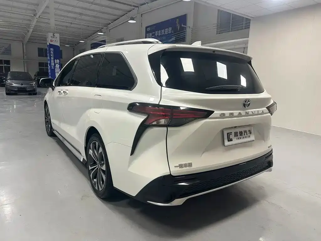 Toyota Granvia — фото 10
