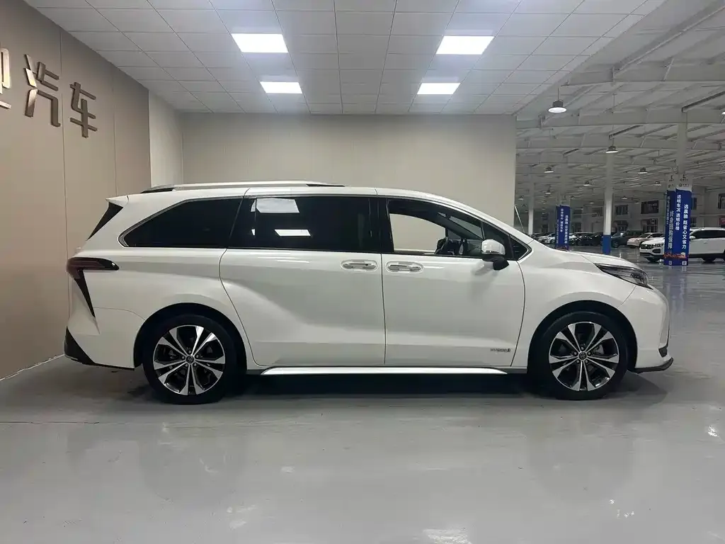 Toyota Granvia — фото 3