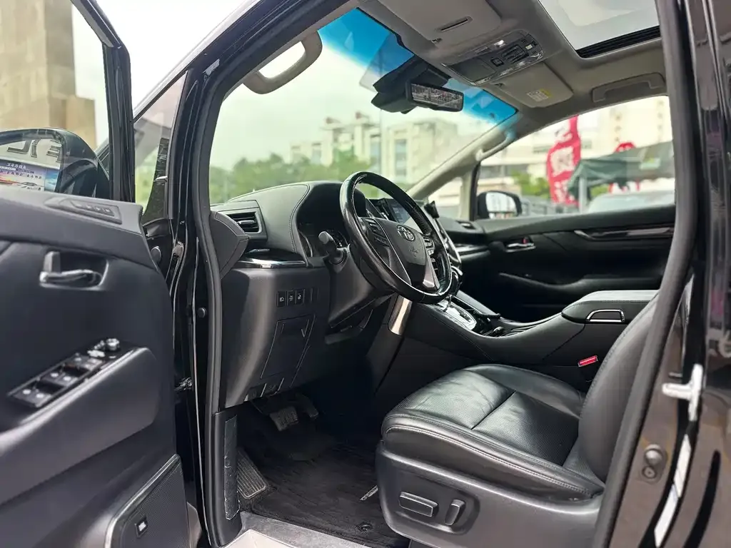 Toyota Vellfire — фото 2