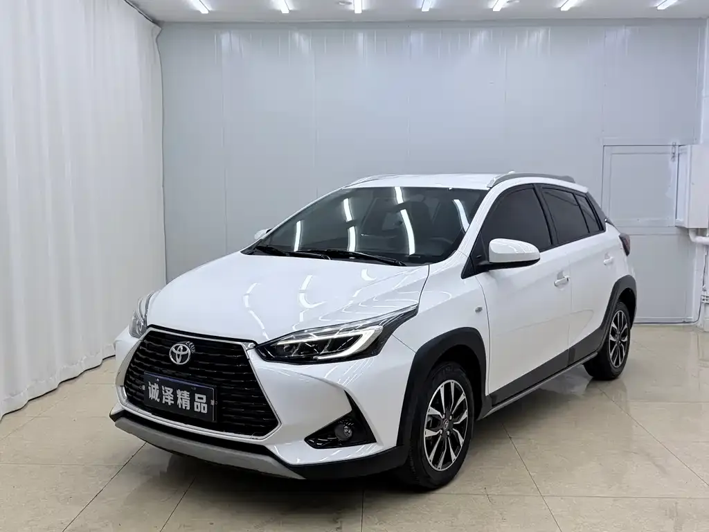 Toyota Yaris L — фото 1