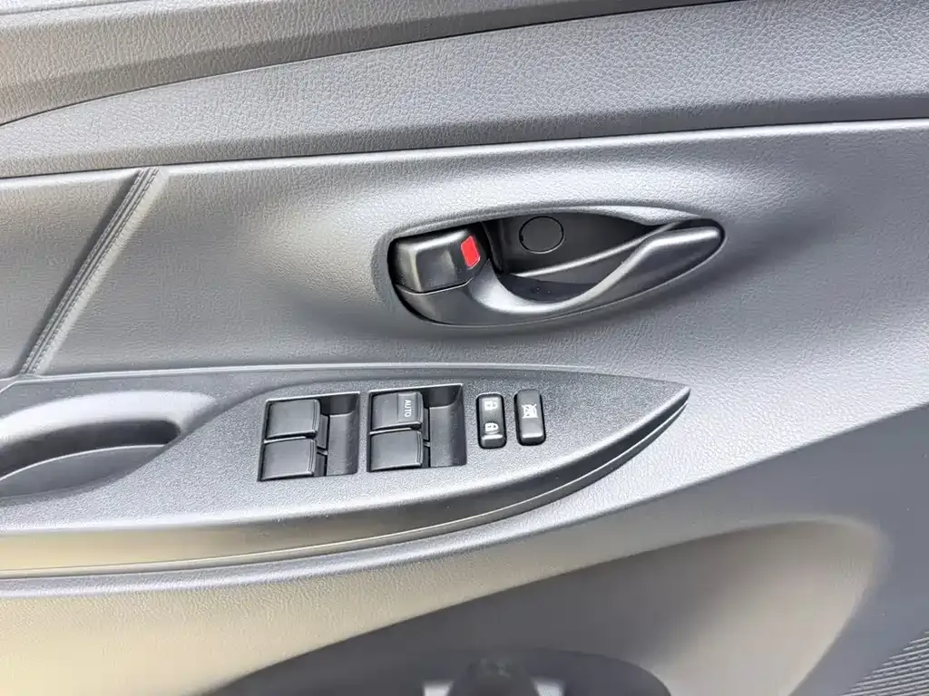 Toyota Yaris L — фото 9
