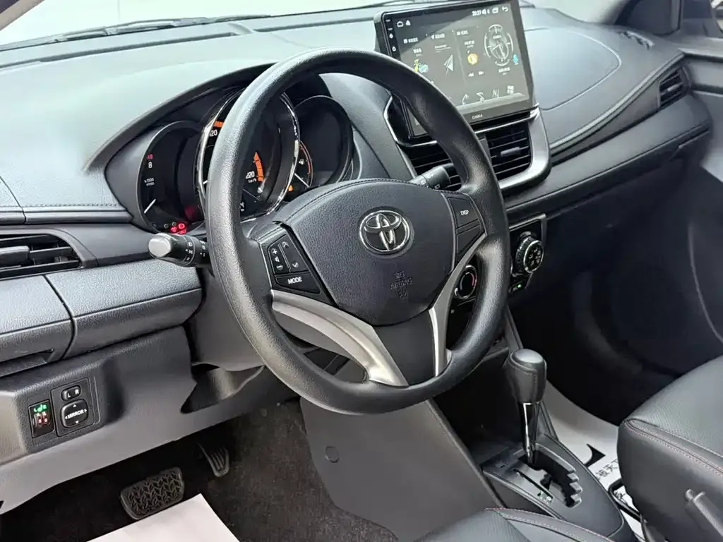 Toyota Yaris L — фото 8