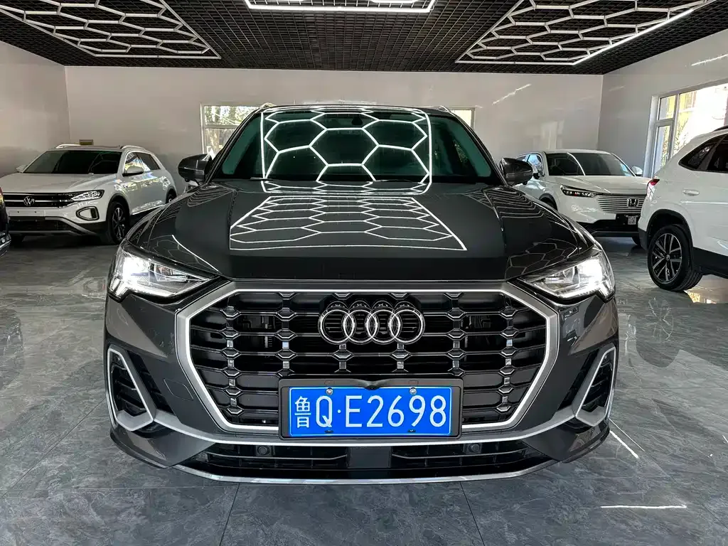 Audi Q3 — фото 1