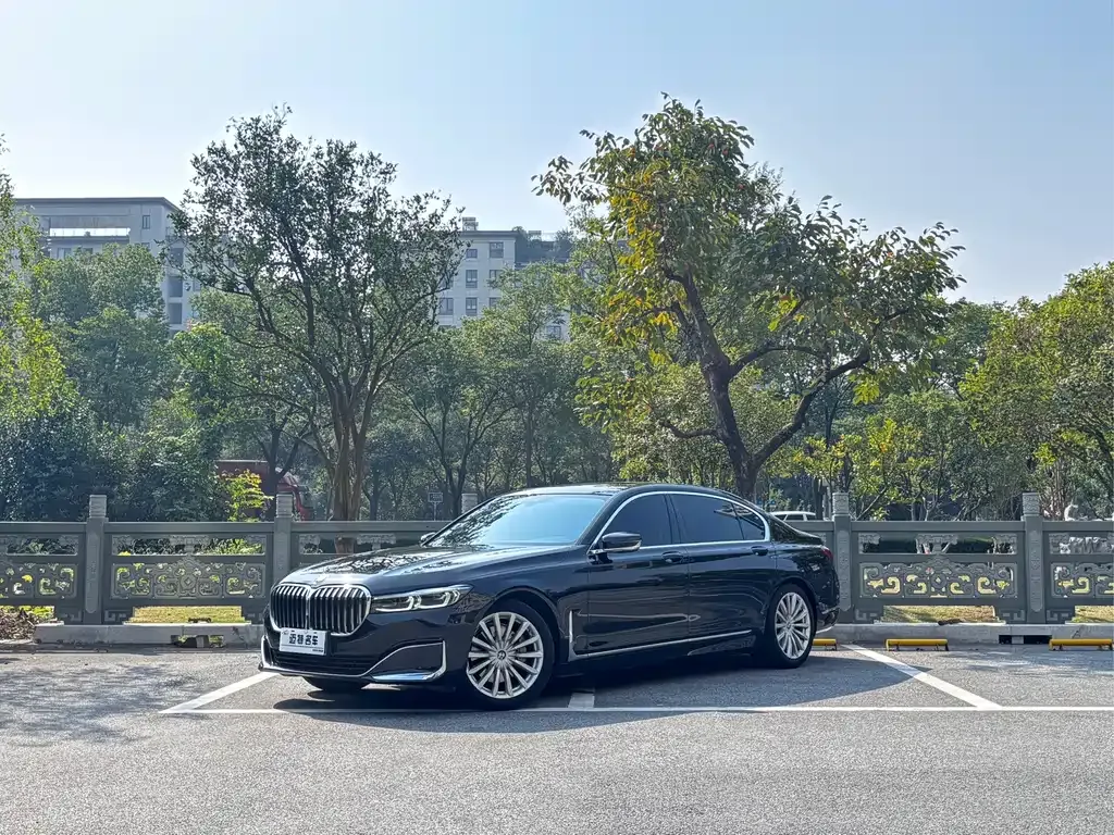 BMW 7 Series — фото 1