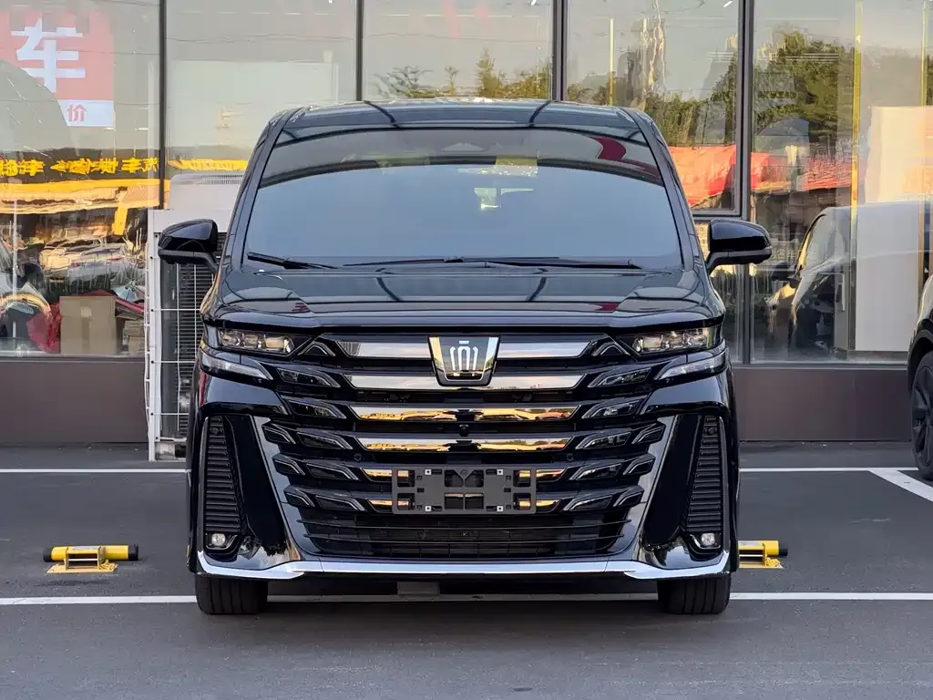 Toyota Vellfire — фото 1