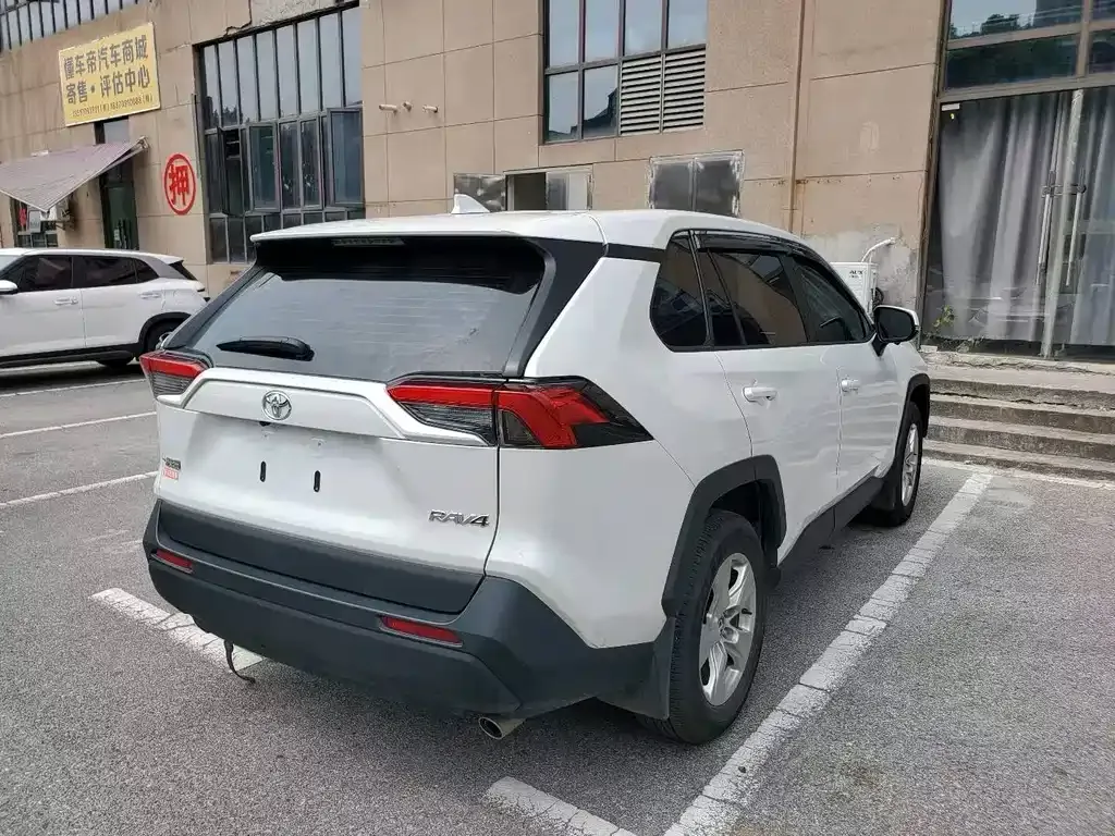 Toyota RAV4 — фото 5