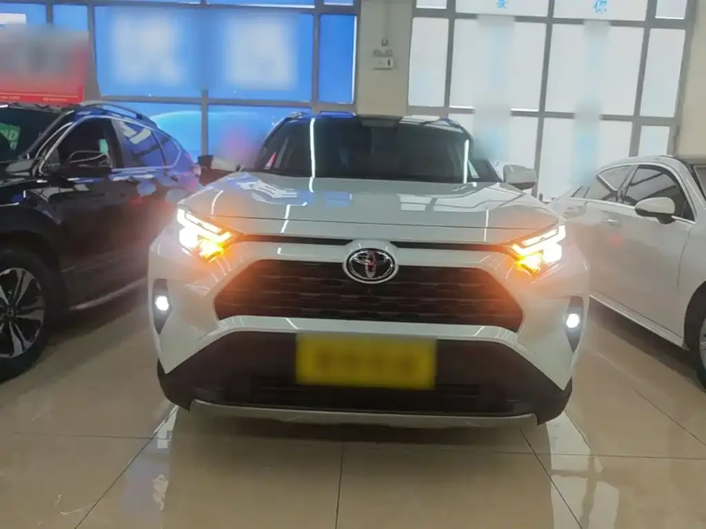 Toyota RAV4 — фото 8