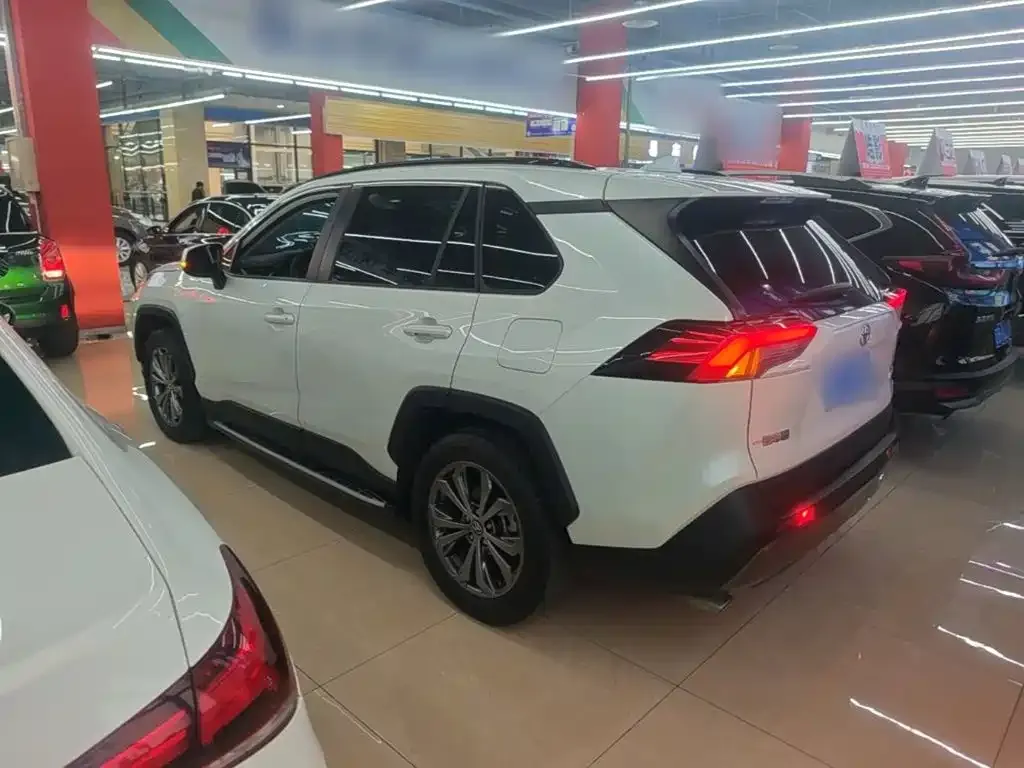 Toyota RAV4 — фото 6