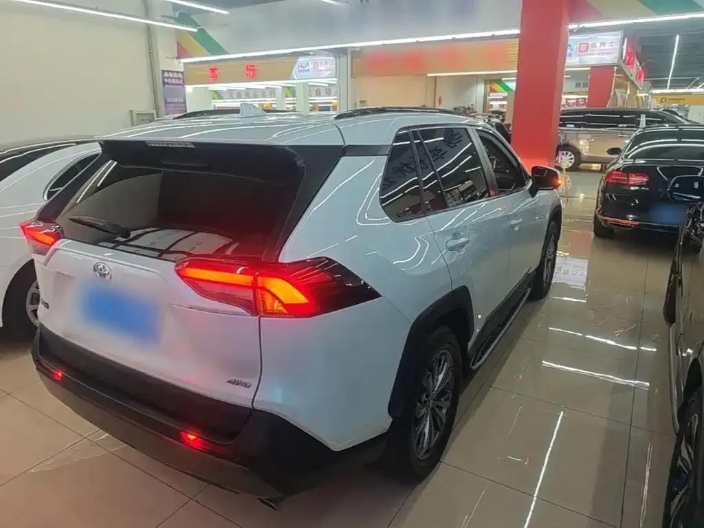 Toyota RAV4 — фото 5