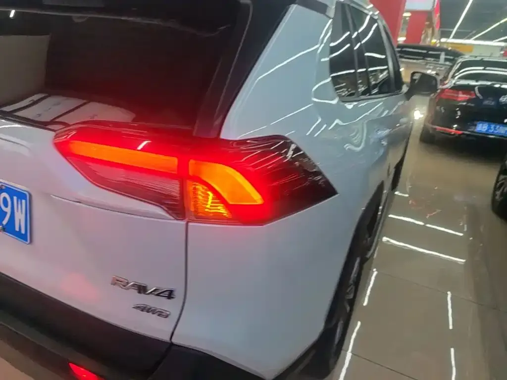 Toyota RAV4 — фото 1
