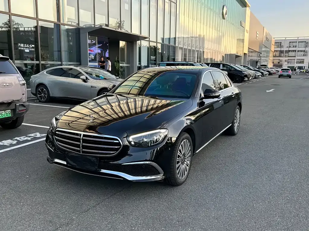 Mercedes-Benz E-Class — фото 1