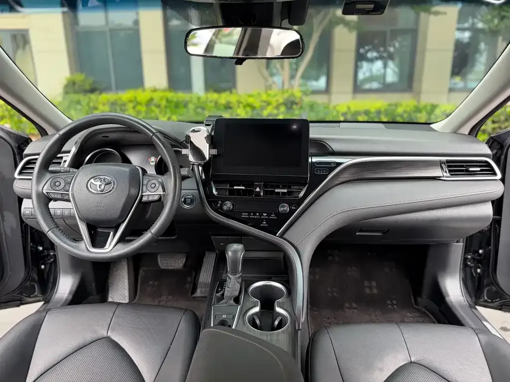 Toyota Camry — фото 10