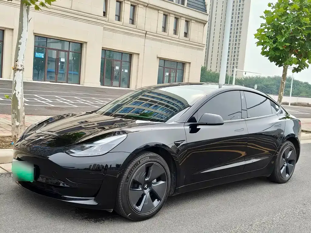 Tesla Model 3 — фото 1