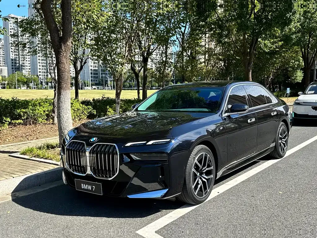BMW 7 Series — фото 1