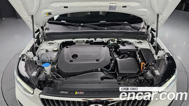 Volvo XC40 — фото 10