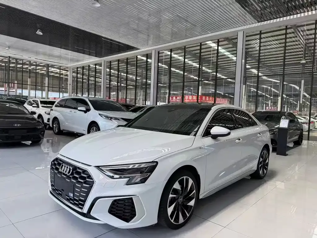 Audi A3 — фото 1