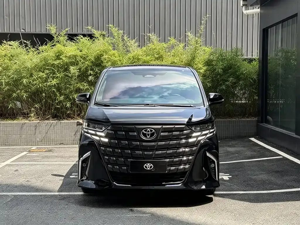 Toyota Alphard — фото 1