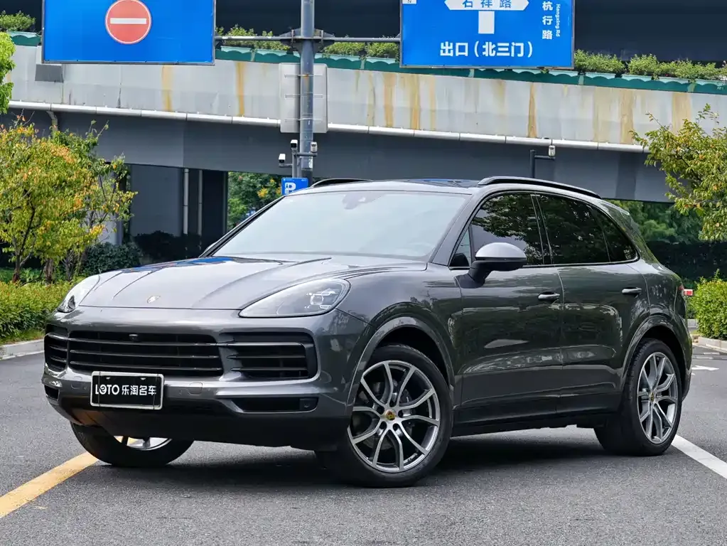 Porsche Cayenne — фото 1