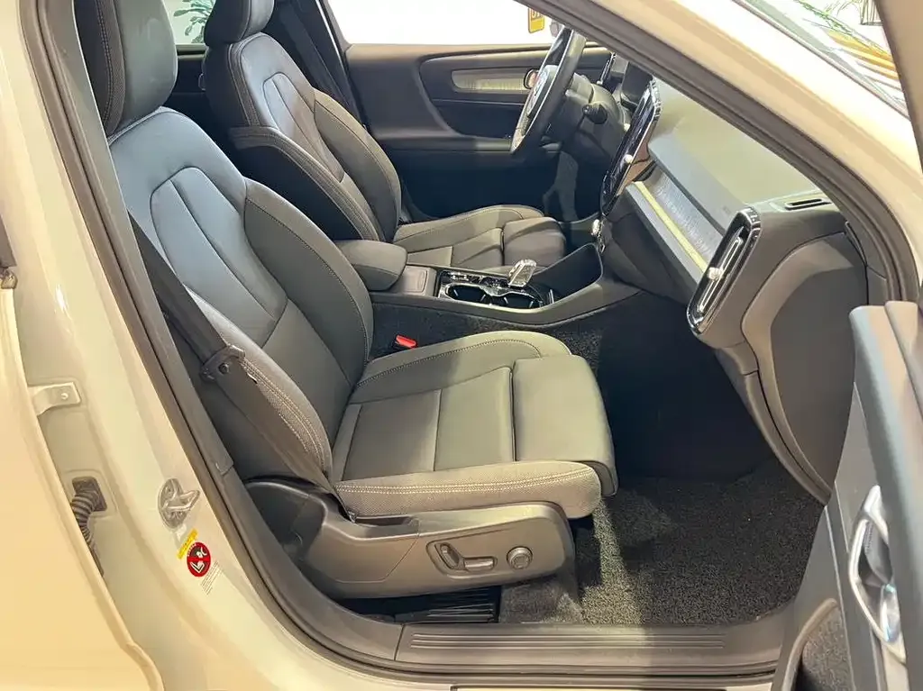 Volvo XC40 — фото 10