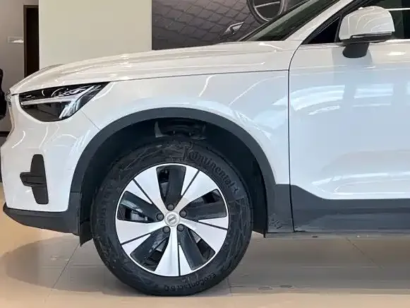 Volvo XC40 — фото 8
