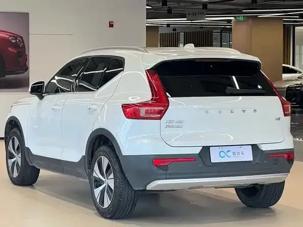 Volvo XC40 — фото 6