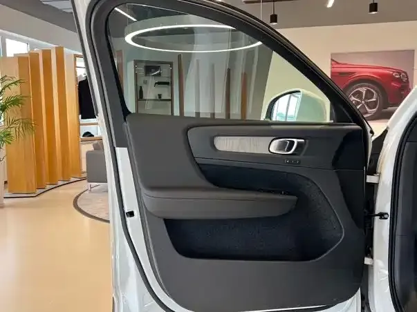 Volvo XC40 — фото 4