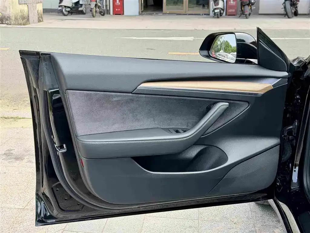 Tesla Model 3 — фото 2