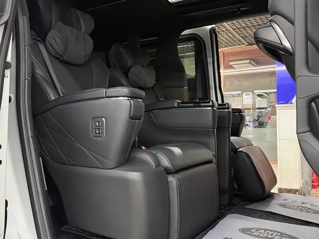 Toyota Alphard — фото 2
