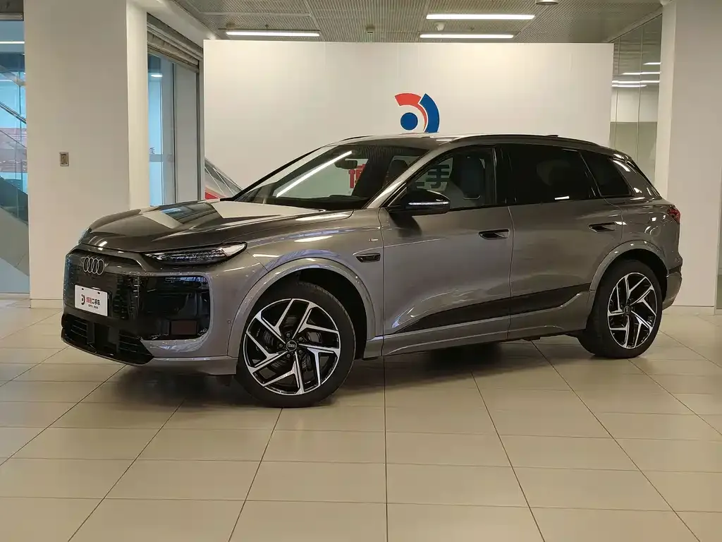 Audi Q6L e-tron — фото 1
