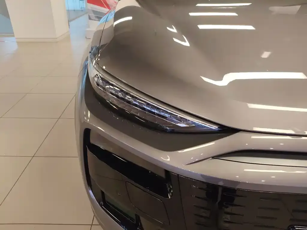 Audi Q6L e-tron — фото 2