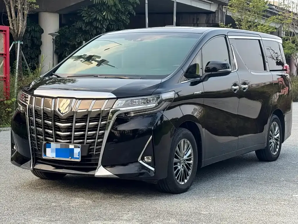 Toyota Alphard — фото 1
