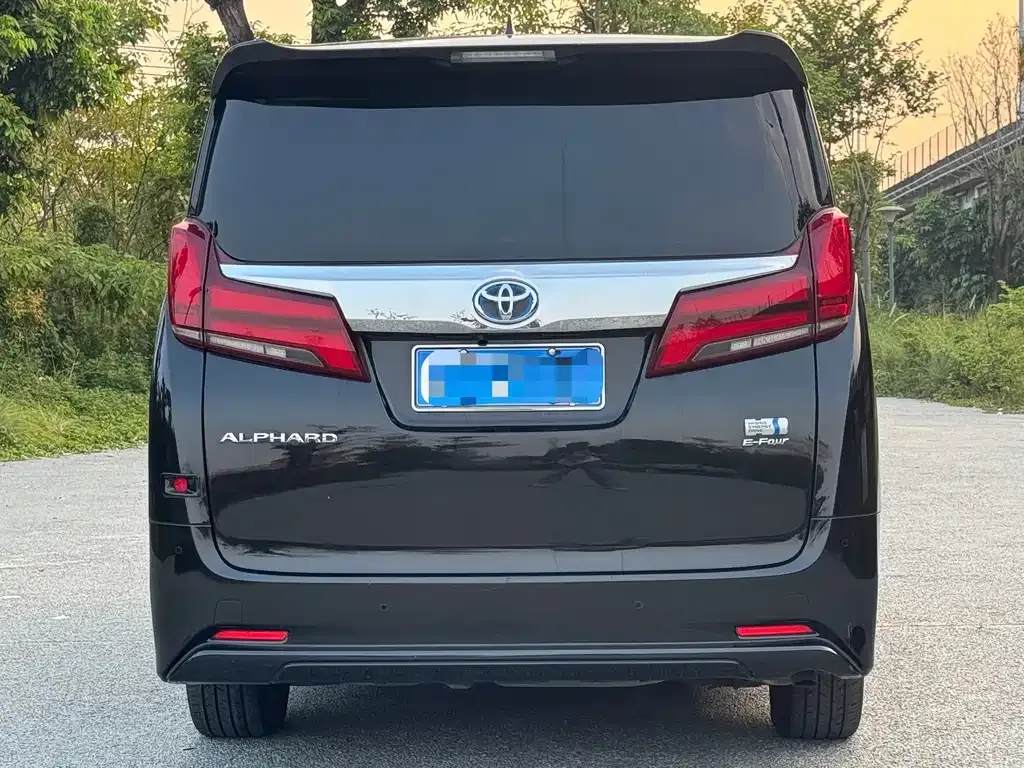 Toyota Alphard — фото 4