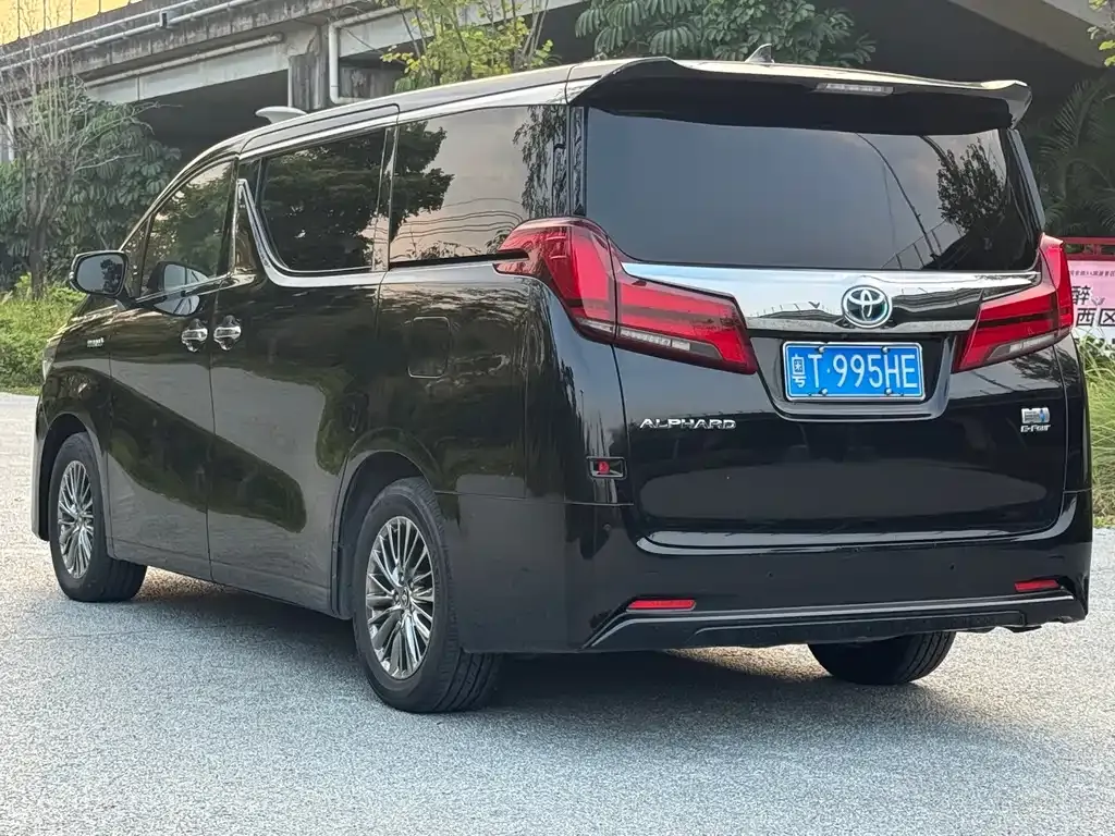 Toyota Alphard — фото 10