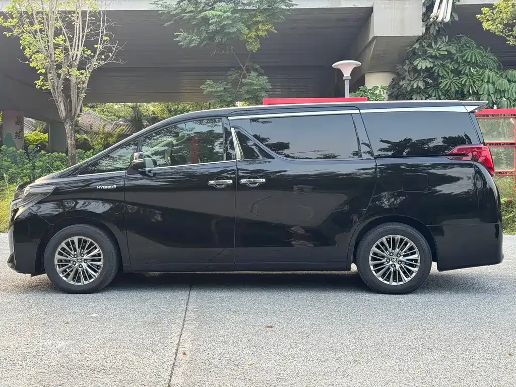 Toyota Alphard — фото 7