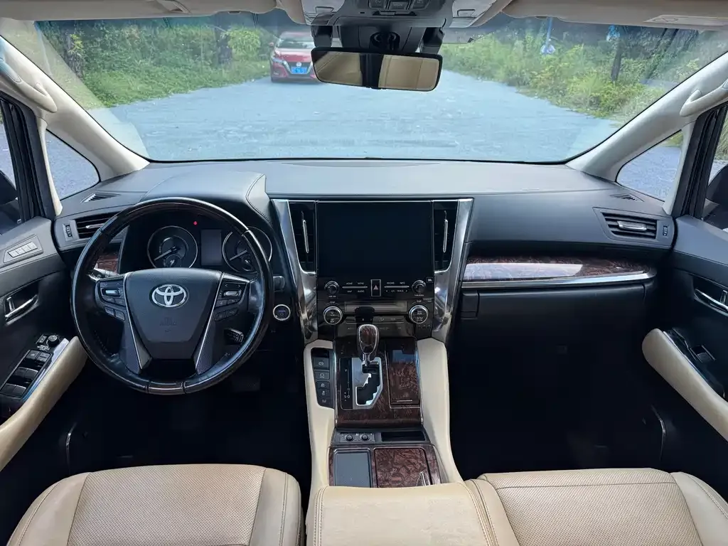 Toyota Alphard — фото 2
