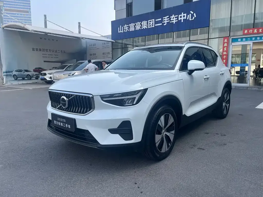 Volvo XC40 — фото 1
