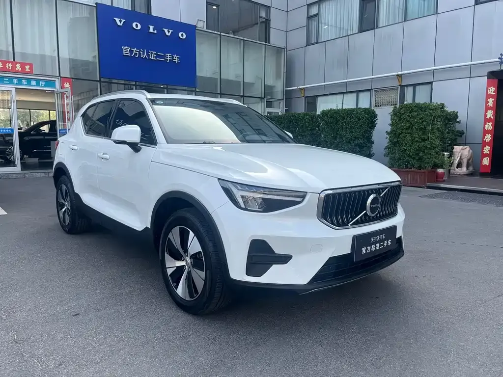 Volvo XC40 — фото 8