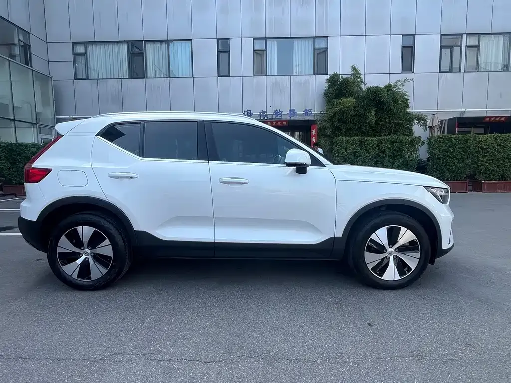 Volvo XC40 — фото 5