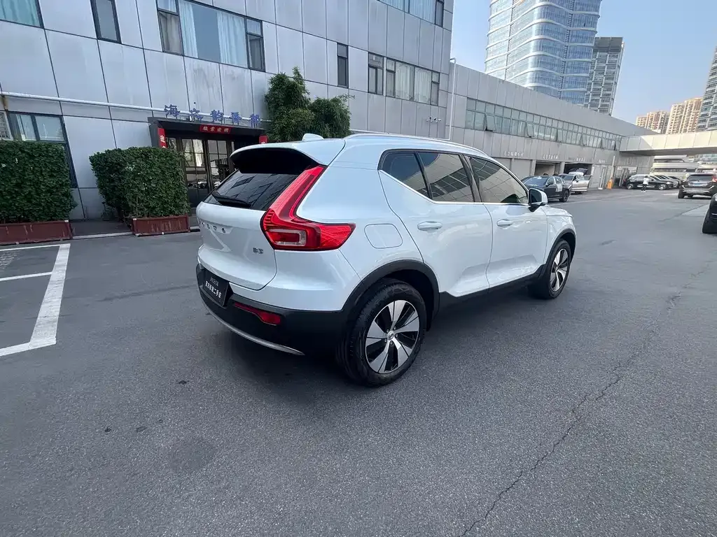 Volvo XC40 — фото 6
