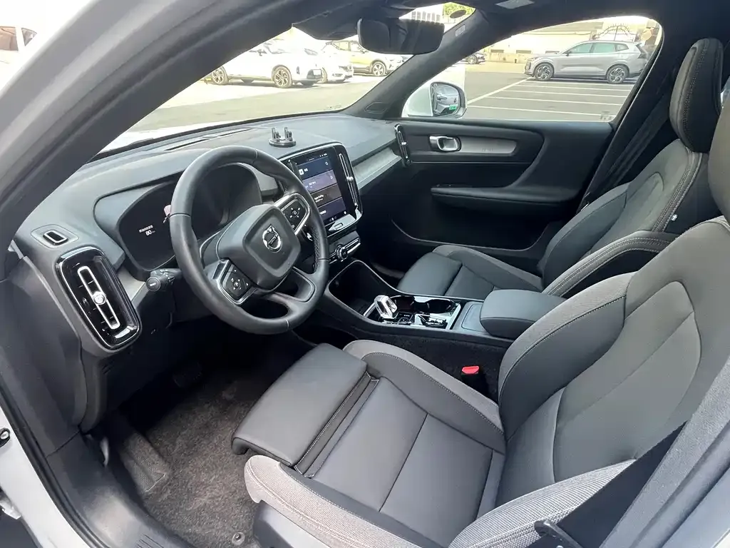 Volvo XC40 — фото 2