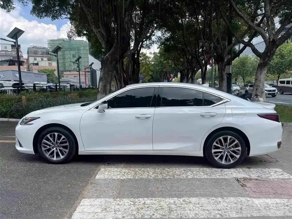 Lexus ES — фото 10