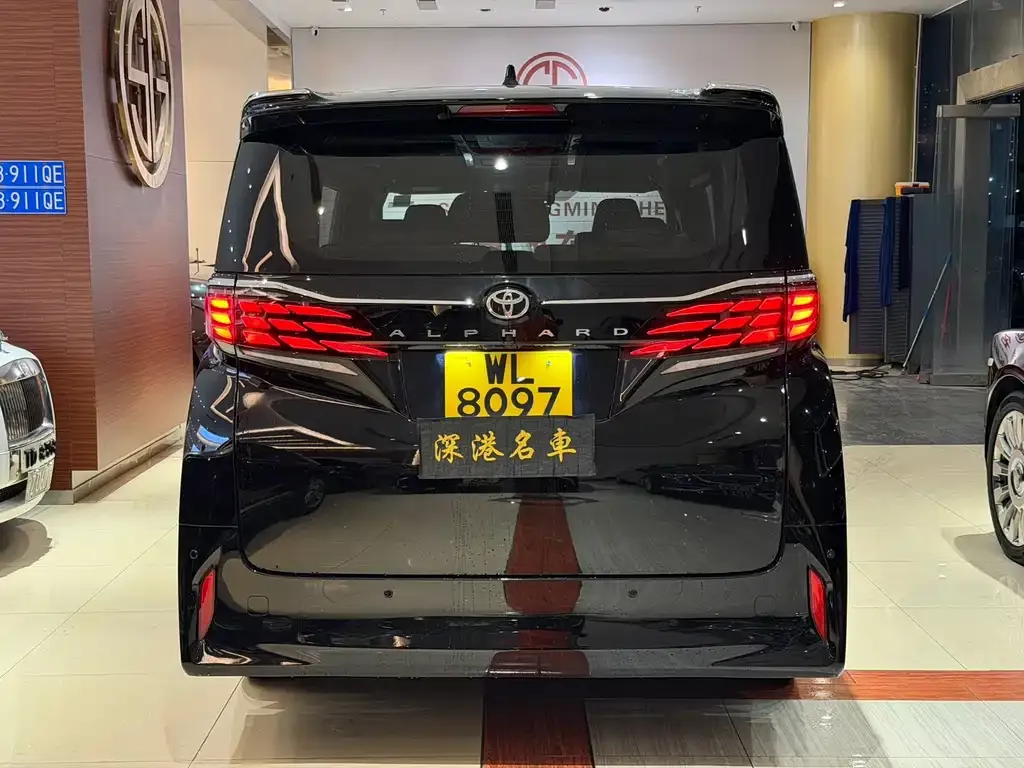Toyota Alphard — фото 8
