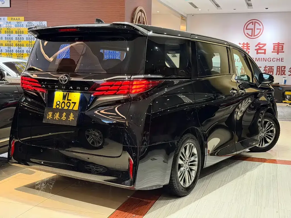 Toyota Alphard — фото 2